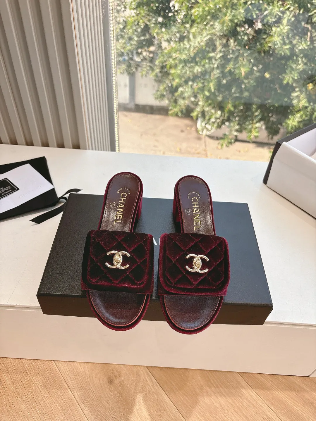 👟👟Ex-factory price 500👟👟 CHANEL Chanel's most popular medium-heeled diamond slippers. The counters are crazy. The photos are popular on major social platforms. This catwalk style is absolutely too handsome. It is definitely the most popular style this season. The fairies at the counter are really knowledgeable. They don't get stuck or rub your feet. The texture is very soft and comfortable on the feet. Super versatile. 1⃣️Material: cowhide 2⃣️Inner lining: Environmentally friendly imported sheepskin lining 3⃣️Outsole: Genuine leather bottom 4⃣️Code number: 35-39 (40.41. Customized)